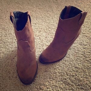Rebels size 7.5 booties